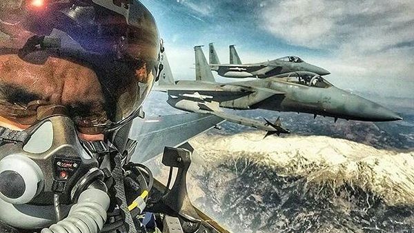 “سيلفي” لطيار تركي مع مقاتلتي F15 سعوديتين “سيلفي” لطيار تركي مع مقاتلتي F15 سعوديتين