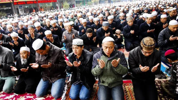 المعتقلين في معسكرات إعادة التثقيف السياسي مجبرون على قراءة الدعاية، وغناء الأغاني التي تمدح الرئيس