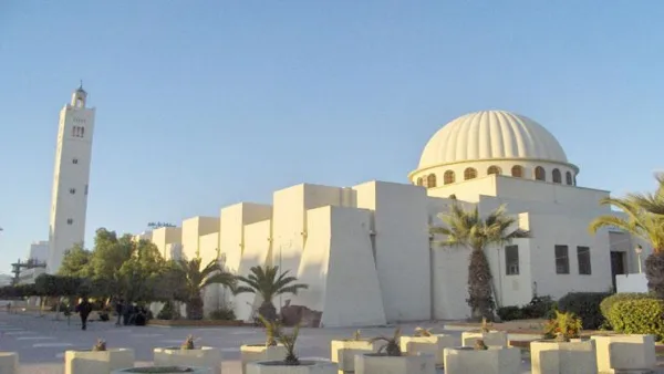 انصار امام معزول يمنعون صلاة الجمعة بجامع في تونس للاسبوع الثالث 