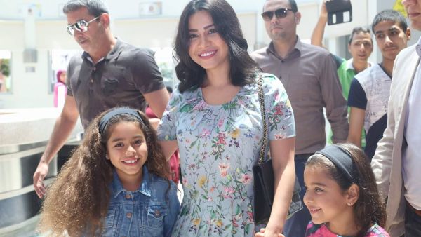 الفنانة شيرين عبد الوهاب وابنتيها