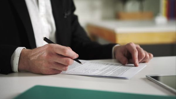 Over 75,000 government workers in Saudi Arabia are illiterate. (Shutterstock)