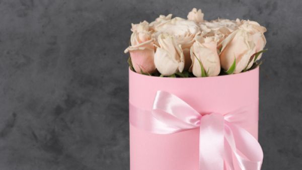 من الأفضل استخدام الوردي مع الرمادي لإضفاء لمسة نعومة على الغرفة (shutterstock.com)  من الأفضل استخدام الوردي مع الرمادي لإضفاء لمسة نعومة على الغرفة (shutterstock.com)