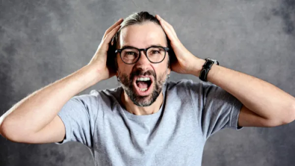 المبالغة بالعناية بالشعر تضره (shutterstock.com)