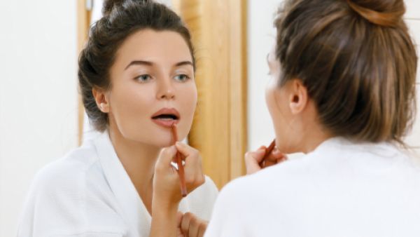 تجنبي تماماً تطبيق أحمر الشفاه الصاخب خلال النهار (shutterstock.com)