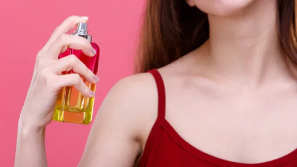 توقفي عن رش العطر على رقبتك (shutterstock.com)

