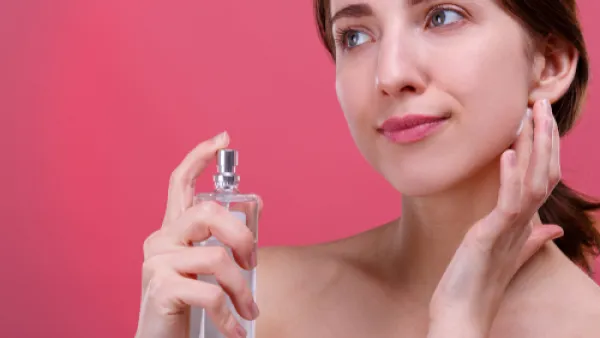 أن رش العطر مباشرة على الجلد مضر للغاية (shutterstock.com)