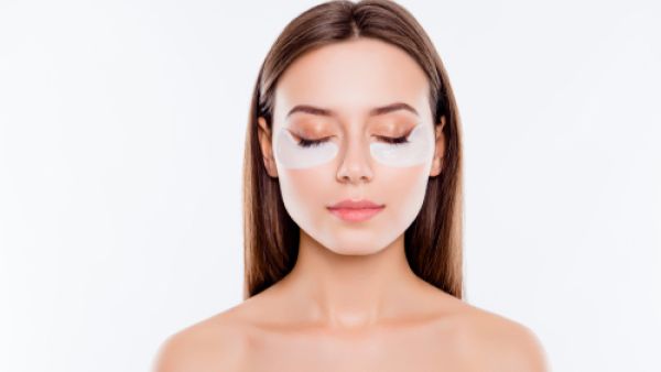 تتميّز بشرة محيط العينين بكونها أكثر رقّة من بشرة الوجه بنسبة 4 مرات (shutterstock.com)
