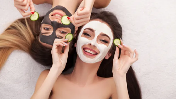 احرصن على تطبيق ماسكات البشرة  (shutterstock.com)
