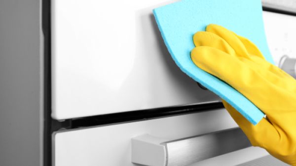 قبل التنظيف إحرصي على أن يكون الفرن باردًا (shutterstock.com)
 قبل التنظيف إحرصي على أن يكون الفرن باردًا (shutterstock.com)