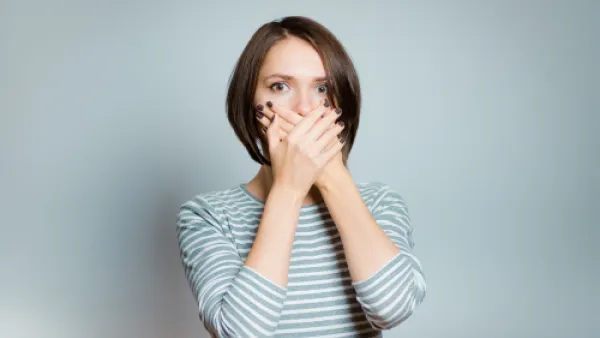 تؤثر بعض الأدوية على جفاف الفم، فتسبب رائحة كريهة (shutterstock.com)

