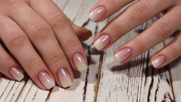 عليك التوقف عن وضع طلاء الأظافر لفترة من الزمن (shutterstock.com)