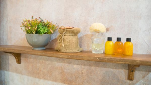 التعرض لأشعة الشمس تسبب جفاف البشرة في الصيف (shutterstock.com)
