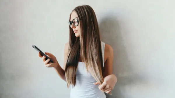 للحصول على شعر صحي وممتلئ، لا بد أولاً من تدليل فروة الرأس (shutterstock.com)