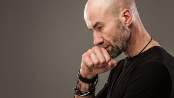 لا يفقد الرجل الأصلع أناقته (shutterstock.com)
