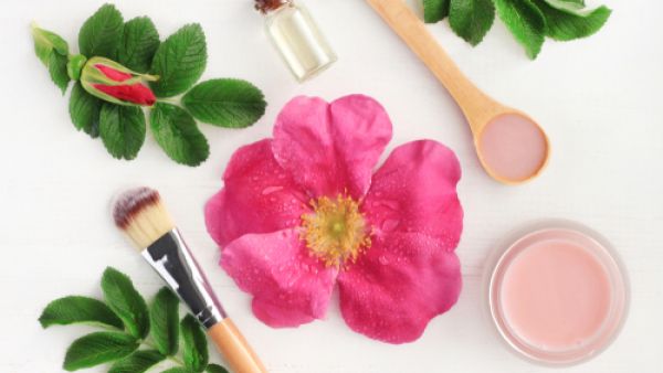 زيت الورد يستخدم فقط كعنصر اساسي لتحضير العطور  (shutterstock.com)
