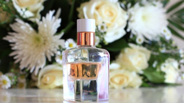 اخلطي المسك الأبيض بماء الورد (shutterstock.com)
