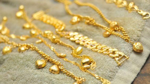 من الخطأ استخدام بكربونات الصوديوم في تنظيف الذهب (shutterstock.com)