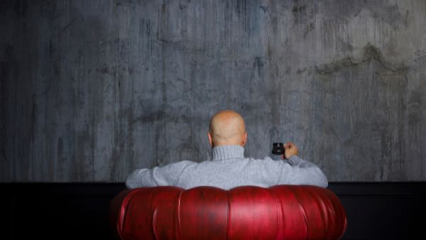 تساقط الشعر لا يهدد حياة الإنسان، إلا أنه يشكل مصدر إزعاج كبير للكثيرين (shutterstock.com)