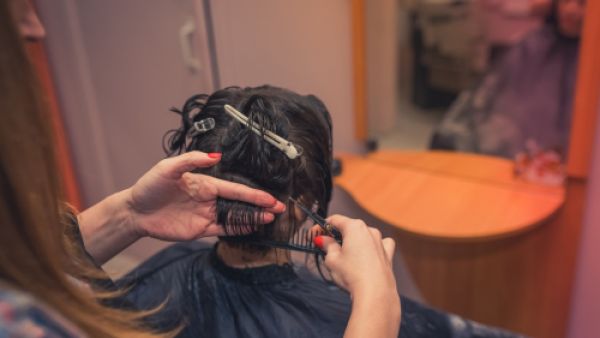 قص الشعر من أحد الأمور الهامة والمفيدة جدًا لصحة وجمال الشعر (shutterstock.com)