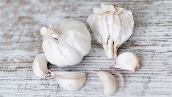 فرك الأظافر بالثوم يقويها ويزيد من لمعانها (shutterstock.com)