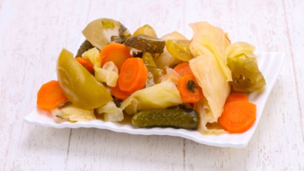 لا تكتمل سفرة المصريين في رمضان بدون وجود «المخلل» (shutterstock.com)
