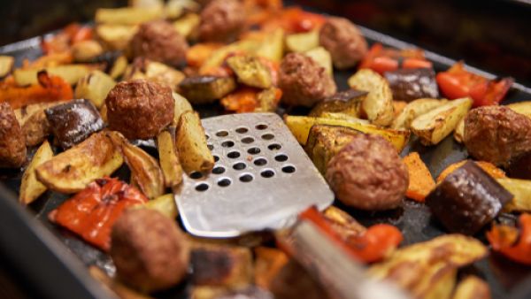 وصفة كرات لحم الحبش مع البطاطا في الفرن (shutterstock.com)
