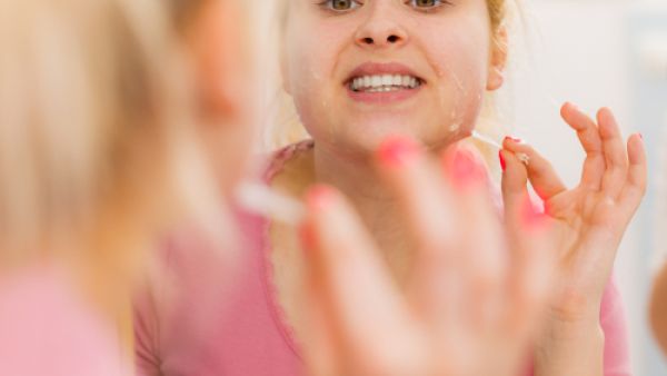 وتحتوي معظم منتجات تقشير البشرة على حبيبات تشبه الرمل (shutterstock.com)
