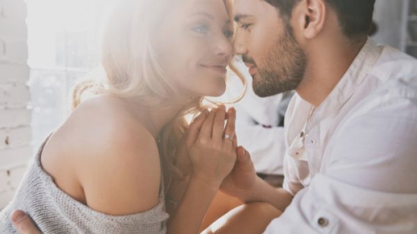 من السهل أن تجد من يُحبك حقاً ولكن من العسير أن تجد شخص يؤمن بك حقاً (shutterstock.com)
