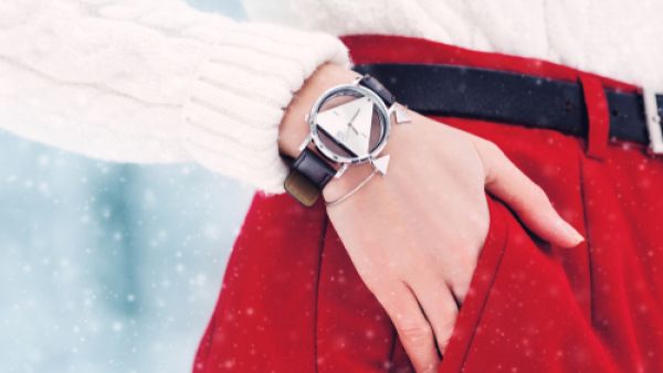 موضة البنطال الأحمر الواسع (shutterstock.com)
