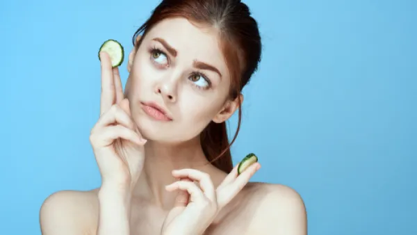 الهالات السوداء أسفل العين دليل على حساسية الأنف (shutterstock.com)