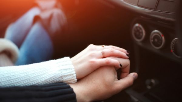 تشابك الأيدي دليل على الترابط القوي بين الطرفين (shutterstock.com)
