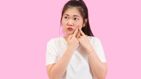 بعض مستحضرات التجميل قد تسبب الحساسية لديك (shutterstock.com)
