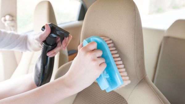 غطسوا فرشاة في هذا السائل وافركوا كل السطوح بالقماش (shutterstock.com)
 غطسوا فرشاة في هذا السائل وافركوا كل السطوح بالقماش (shutterstock.com)