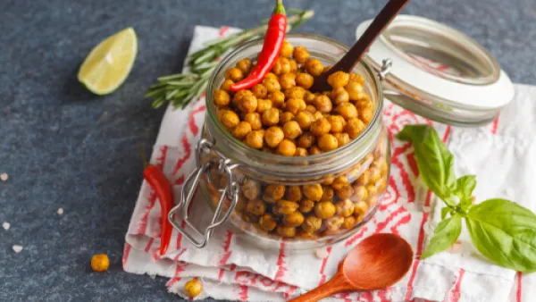 يتطلب نقع الحمص لمدة لا تقل على 12 ساعة (shutterstock.com)
