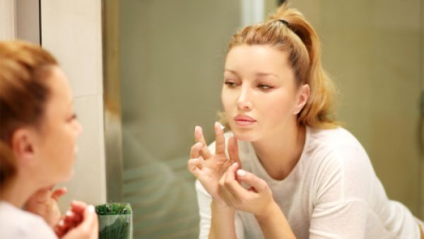 تنظيف البشرة بواسطة المستحضرات المناسبة لها مرتين في اليوم (shutterstock.com)
