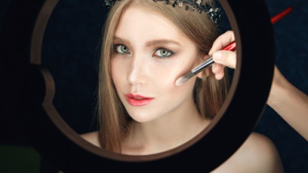 بعد البودرة ننصحكِ باستخدام الهايلايتر فوق خط البودرة (shutterstock.com) بعد البودرة ننصحكِ باستخدام الهايلايتر فوق خط البودرة (shutterstock.com)