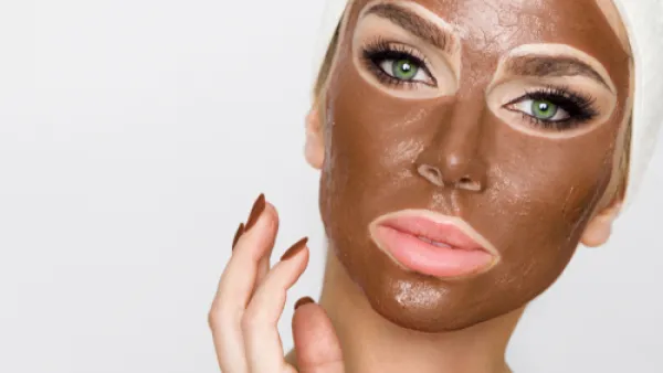من الضروري تبنّي عادة تقشير البشرة بشكل أسبوعي للتخلّص من الخلايا الميتة (shutterstock.com)
