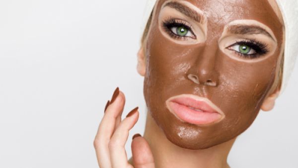 من الضروري تبنّي عادة تقشير البشرة بشكل أسبوعي للتخلّص من الخلايا الميتة (shutterstock.com)
