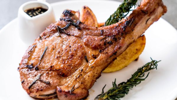 شرائح لحم الغنم المشوية مع الملح والفلفل الأسود (shutterstock.com)
