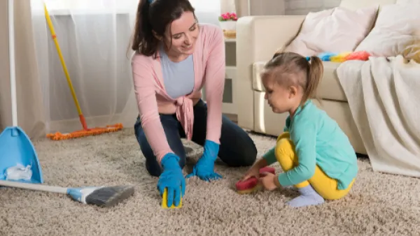 تعتبر مشكلة تنظيف السجاد من المشاكل التي تواجه الكثير من السيدات (shutterstock.com)
