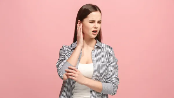 بطريقة بسيطة عالجي آلم الأذن (shutterstock.com)