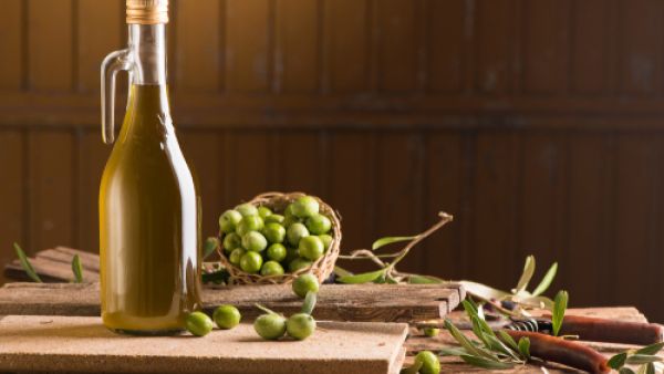 يستخدم في ترطيب بشرة الأطفال (shutterstock.com)