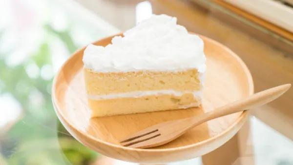 كعكة جوز الهند بالكريما الغنية (shutterstock.com)
