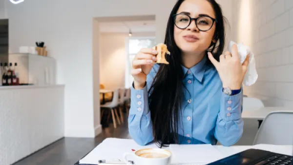 يحذر الأطباء وخبراء التغذية من أن الجلوس على المكتب لفترات طويلة (shutterstock.com)
