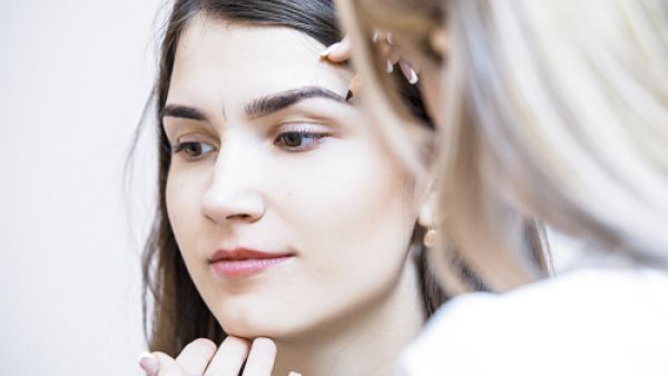 ننصحكِ باستخدام القلم وليس الجيل يوميًّا (shutterstock.com)
