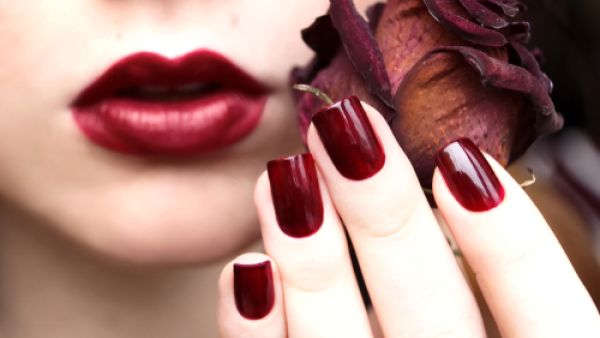 التعرض للتوتر والتعب يرهق بشرتنا  (shutterstock.com)