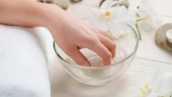 أذيبي أربع حبات من شمع العسل في وعاء ثم أضيفي له ملعقة من زيت الخروع (shutterstock.com)
