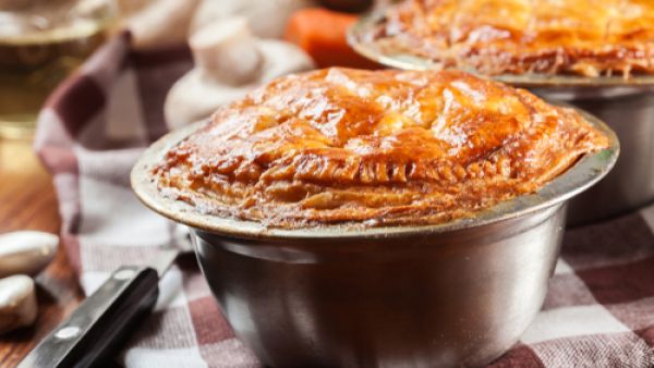 كثيرًا من السيدات تنسى أن تضع قطع من الزبدة في الصينية (shutterstock.com)
