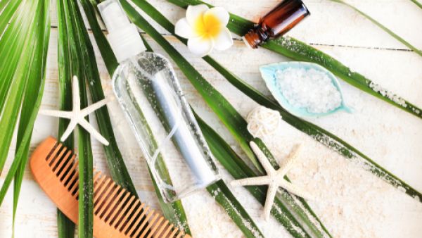 ضرورة تنظيف مشط أو فرشاة الشعر من طريق الاستعانة بالشامبو والزيت العطري (shutterstock.com)
