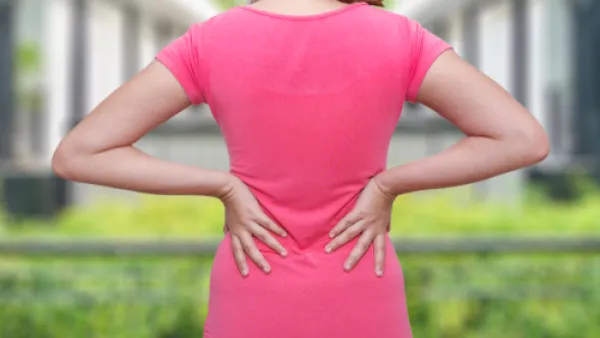 التوتر النفسي يمكن أن يتسبب في تعرض عضلات الظهر للشد (shutterstock.com)
